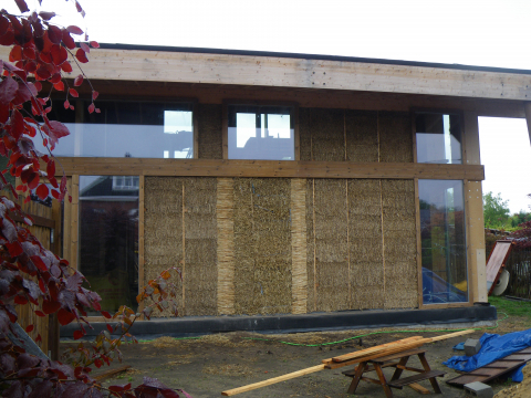 isolatie muur met strobalen bij renovatie