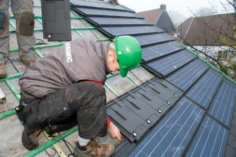 dakpan zonnepanelen zonneceldakpannen