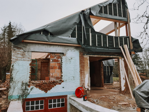 oud huis ontmanteld voor renovatie 