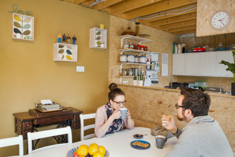 Koppel zit samen aan de ontbijttafel in goed geïsoleerd huis