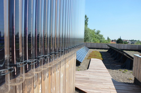 Zonnecollectoren vangen invallend zonlicht op en zetten het om in warmte