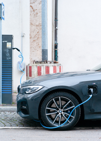 wagen elektrisch opladen straat