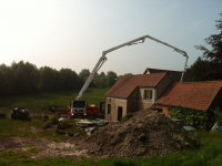 Pollybeton over ganse woning en terras.