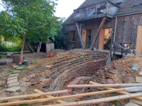 de toegang tot de kelder in de tuin