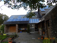 achterkant van het huis met zonnepanelen op het zuiden