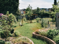 De tuin werd aangelegd met zo veel mogelijk inheemse planten.