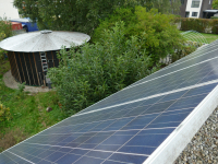 Zonnepanelen op het dak zicht op rond tuinhuis