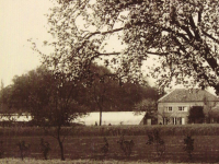 de oudste foto gevonden van ' het bouwke' circa 1905. Merk op dat er een gigantische verwarmde serre naast het gebouw stond die ondertussen is vervangen door een kleine serre van 15 op 6 m. 